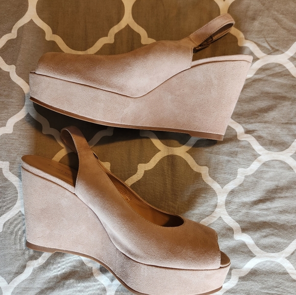*NWOT Stuart Weitzman Rinna Suede Slingback Peeptoe Wedges size 9 - Picture 6 of 10